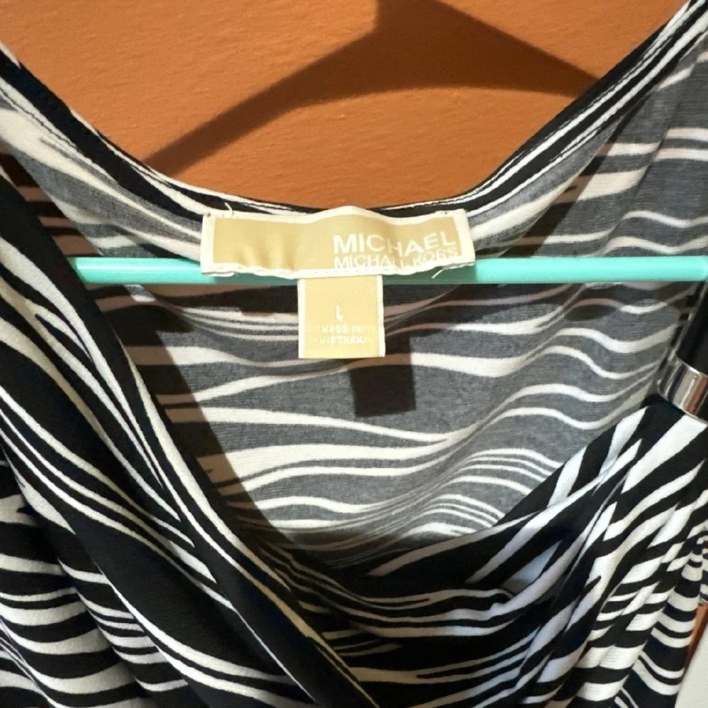 Michael Kors sleevless blouse - Picture 2 of 2